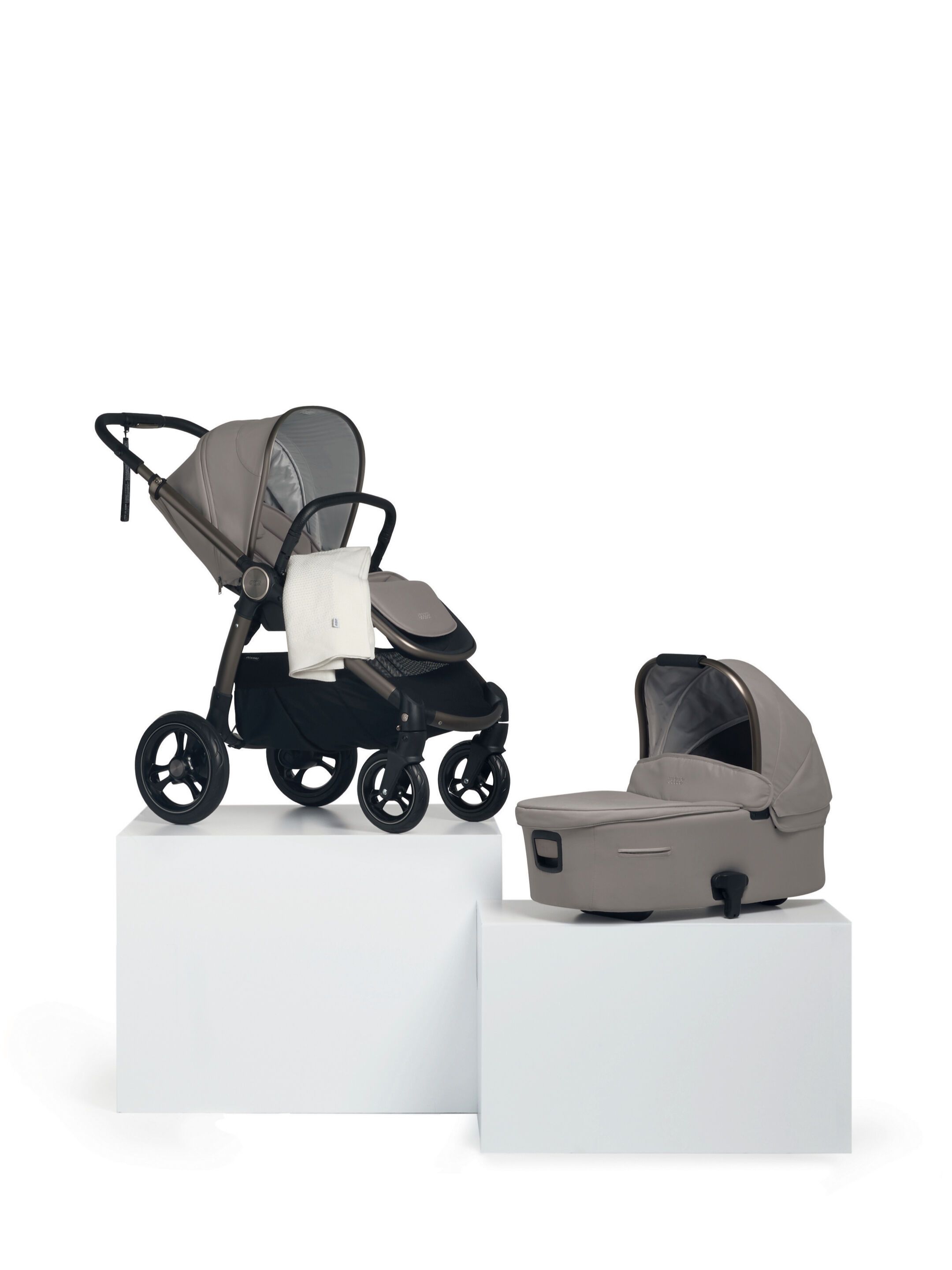 Ocarro Studio Pushchair with Studio Carrycot image number 1