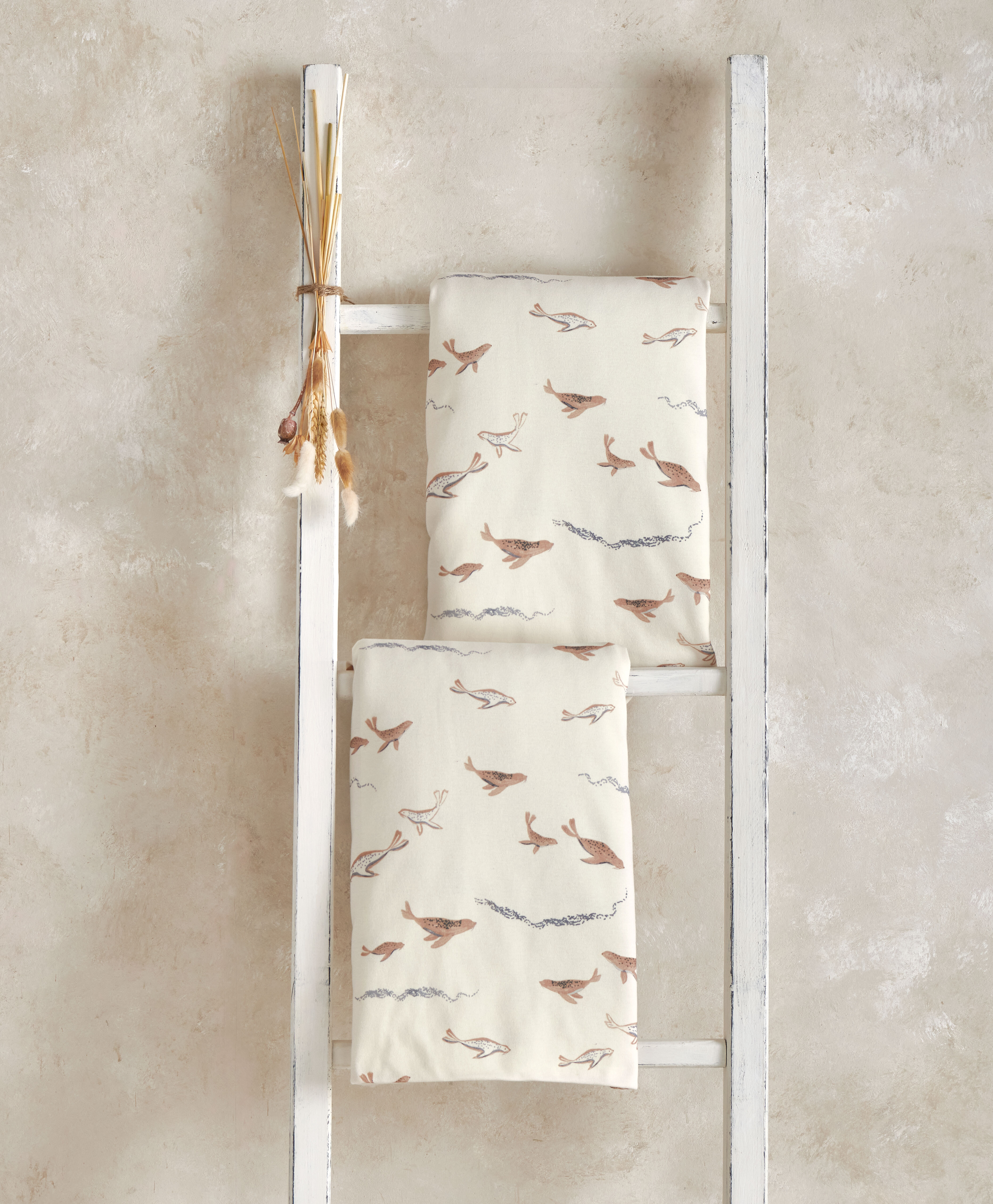 2 Cot/Bed Fitted Sheets - Seals