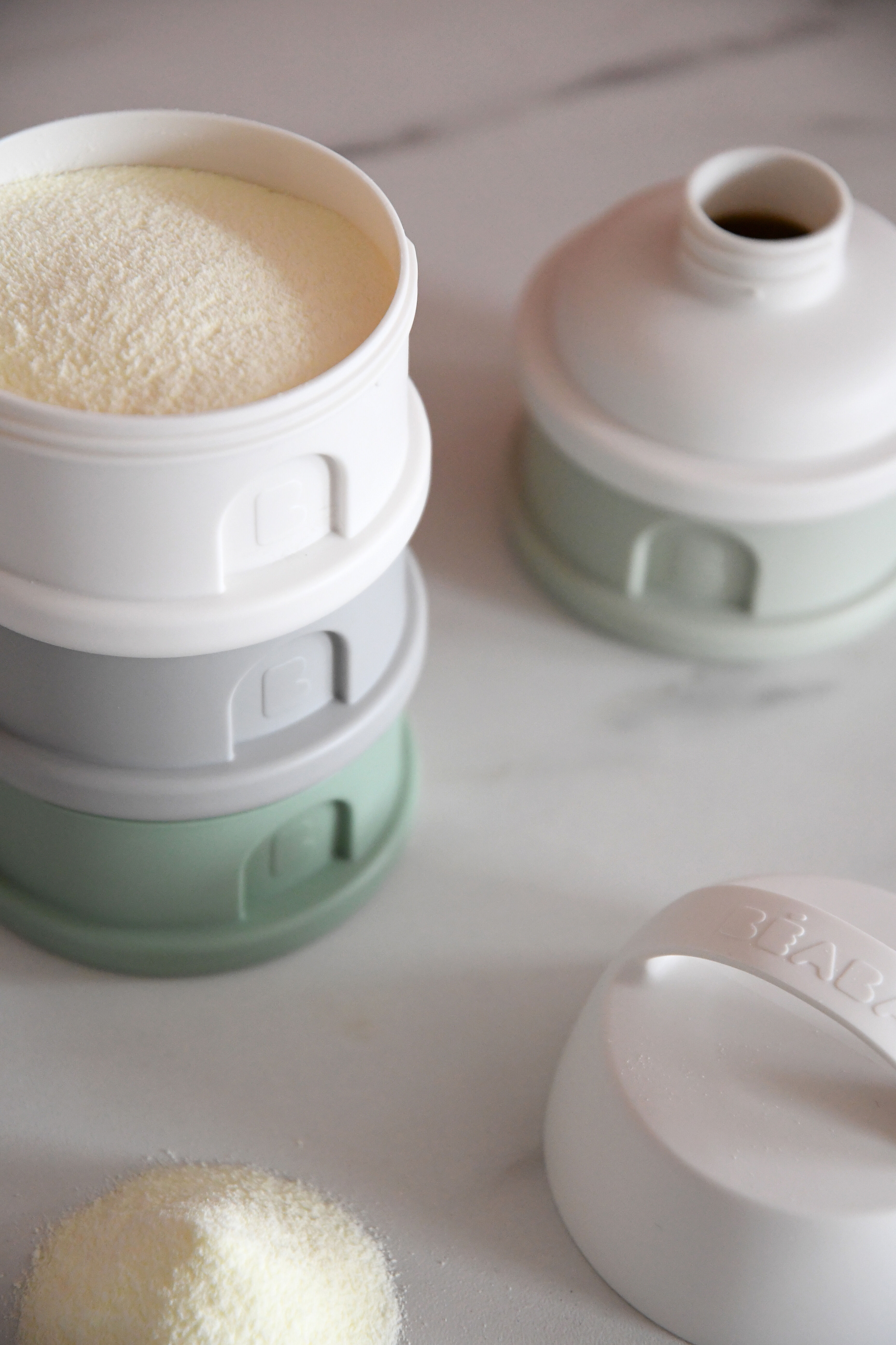 Beaba Formula Milk Container 4 Compartments Cotton white Sage green image number 5