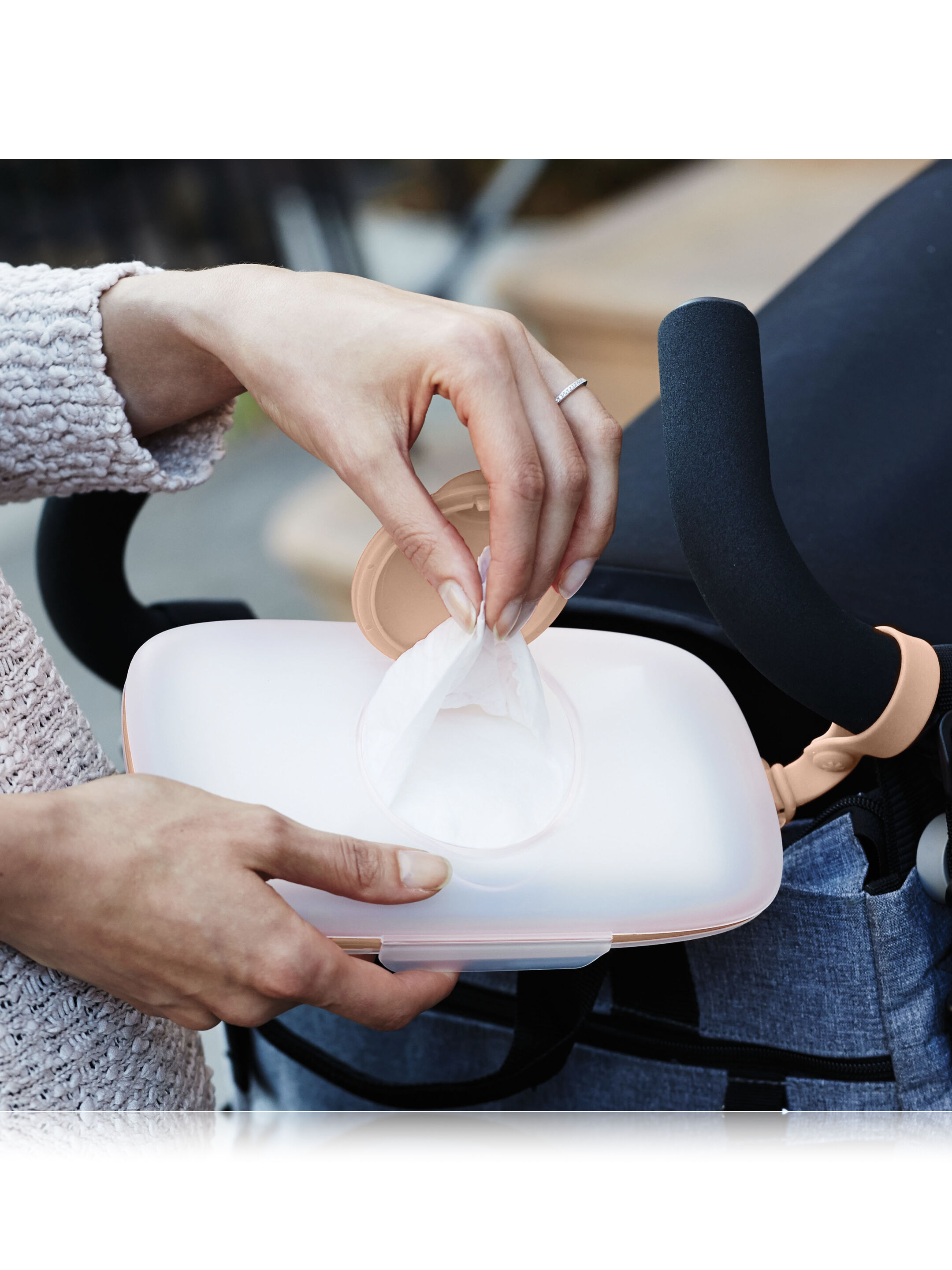 Grab &amp; Go Wipes Case image number 4