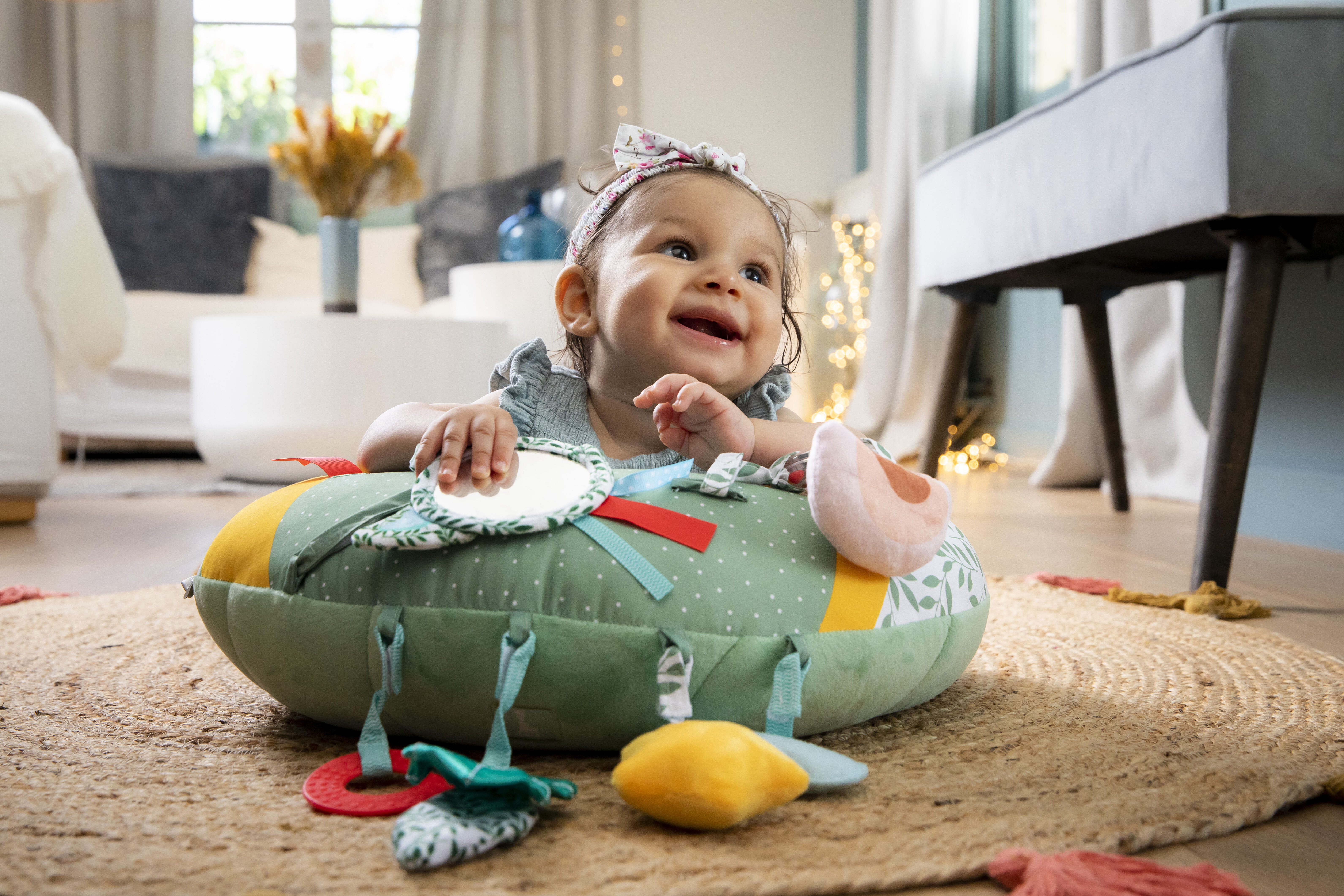 Sophie La Girafe Cosy Play Cushion image number 6