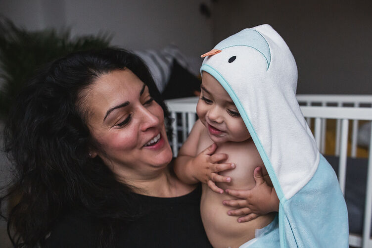 Tommee Tippee Splashtime Hug N Dry Hooded Towel - Blue image number 5