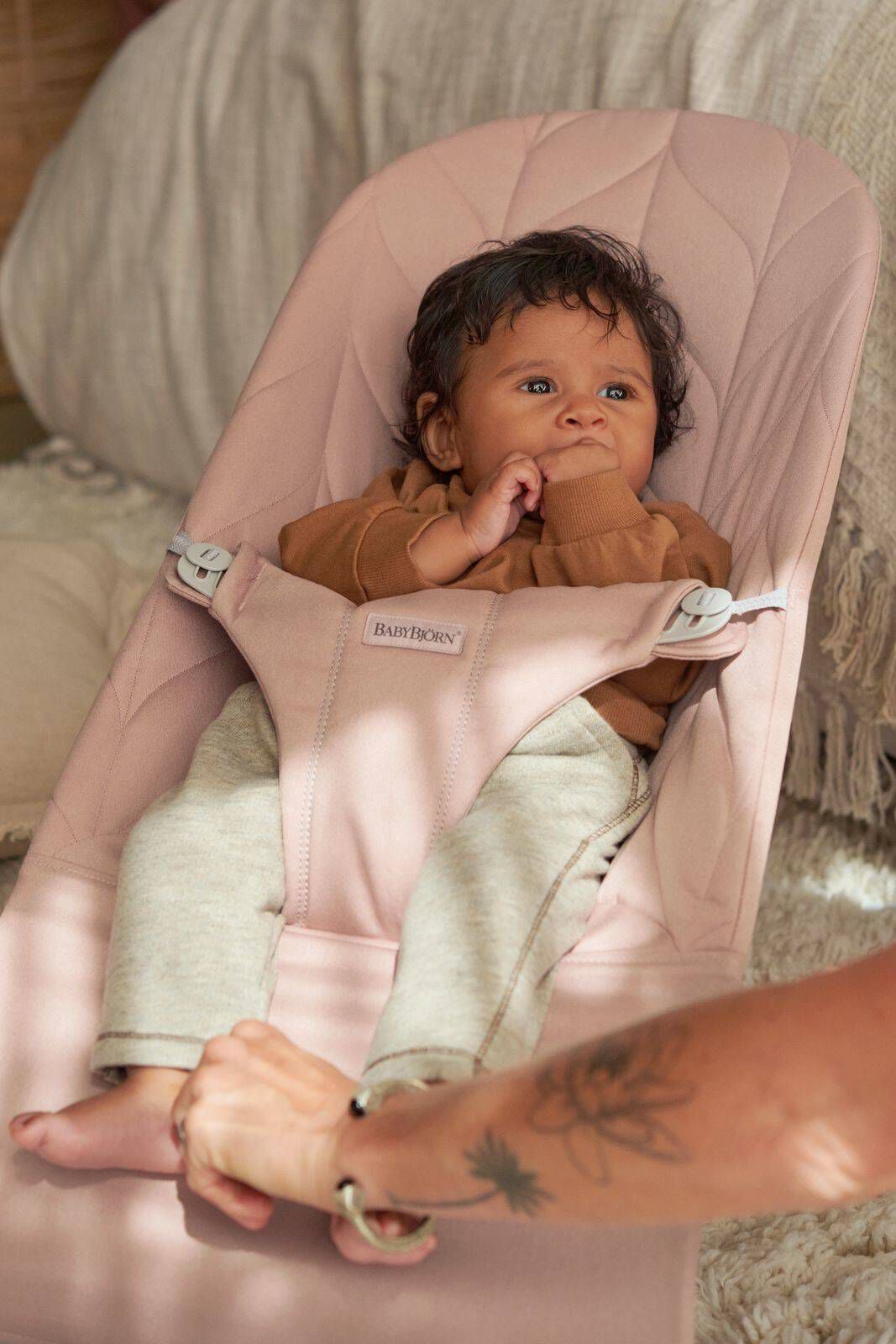BabyBjorn Bouncer Bliss Cotton, Petal Quilt - Dusty Pink image number 4