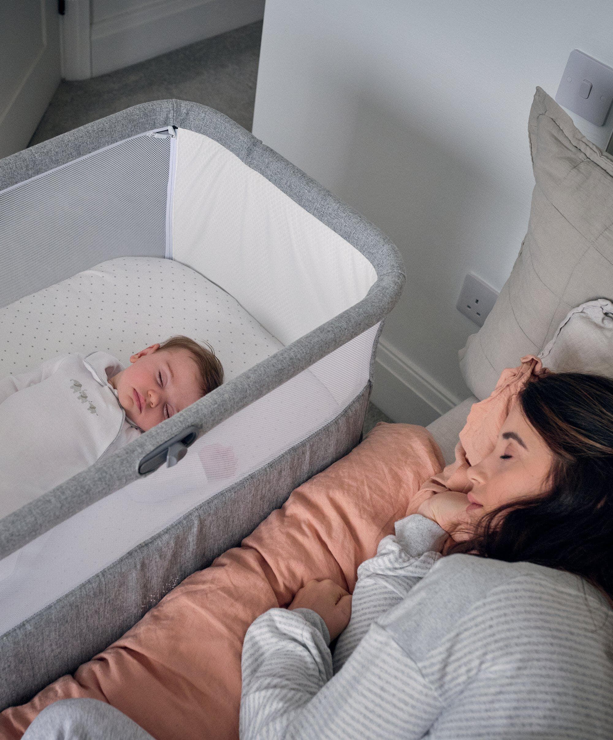 Lua Bedside Crib Bundle Grey with Mattress Protector & Fitted Sheets - Stripe / Grey image number 3