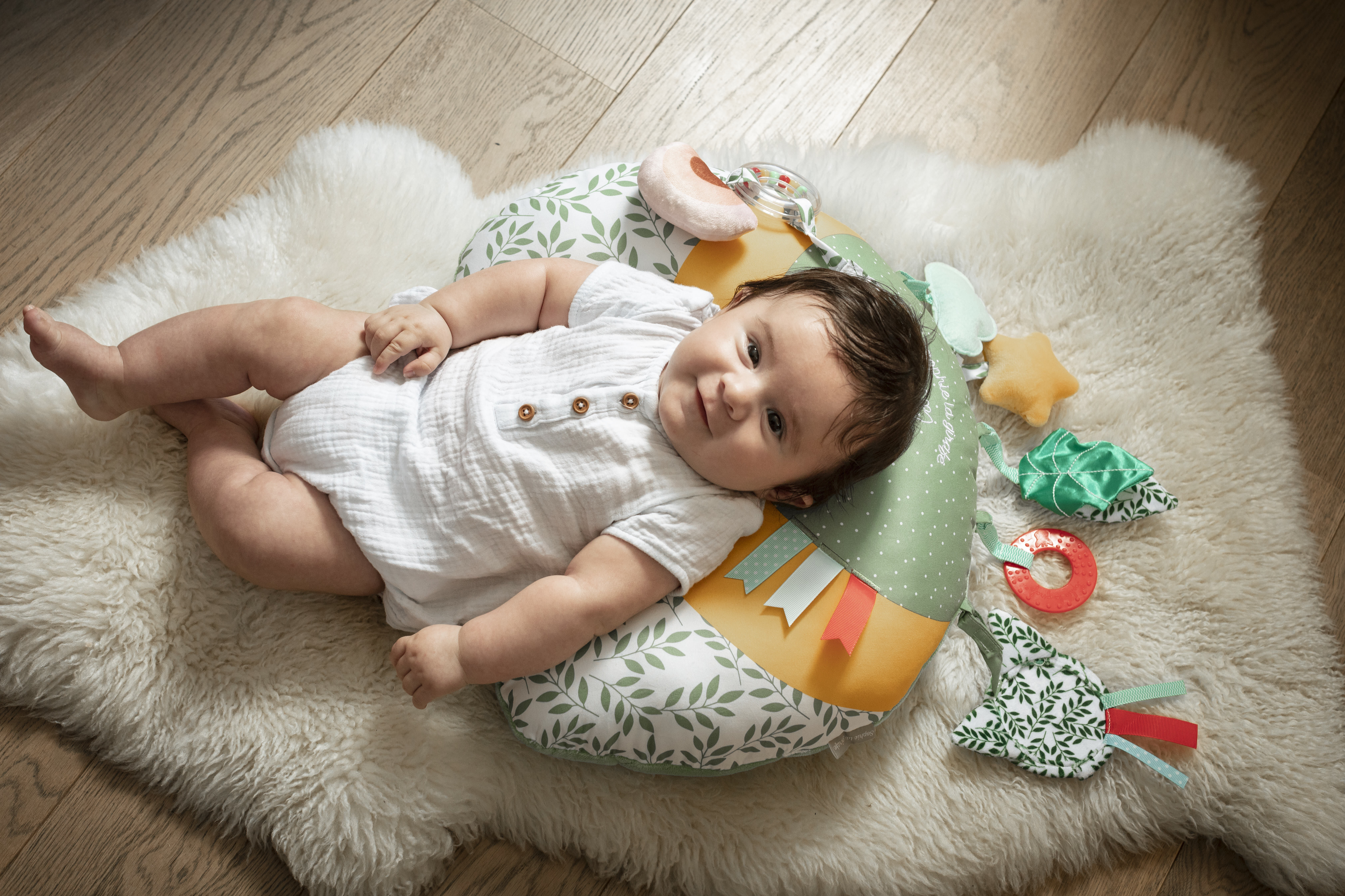 Sophie La Girafe Cosy Play Cushion image number 8