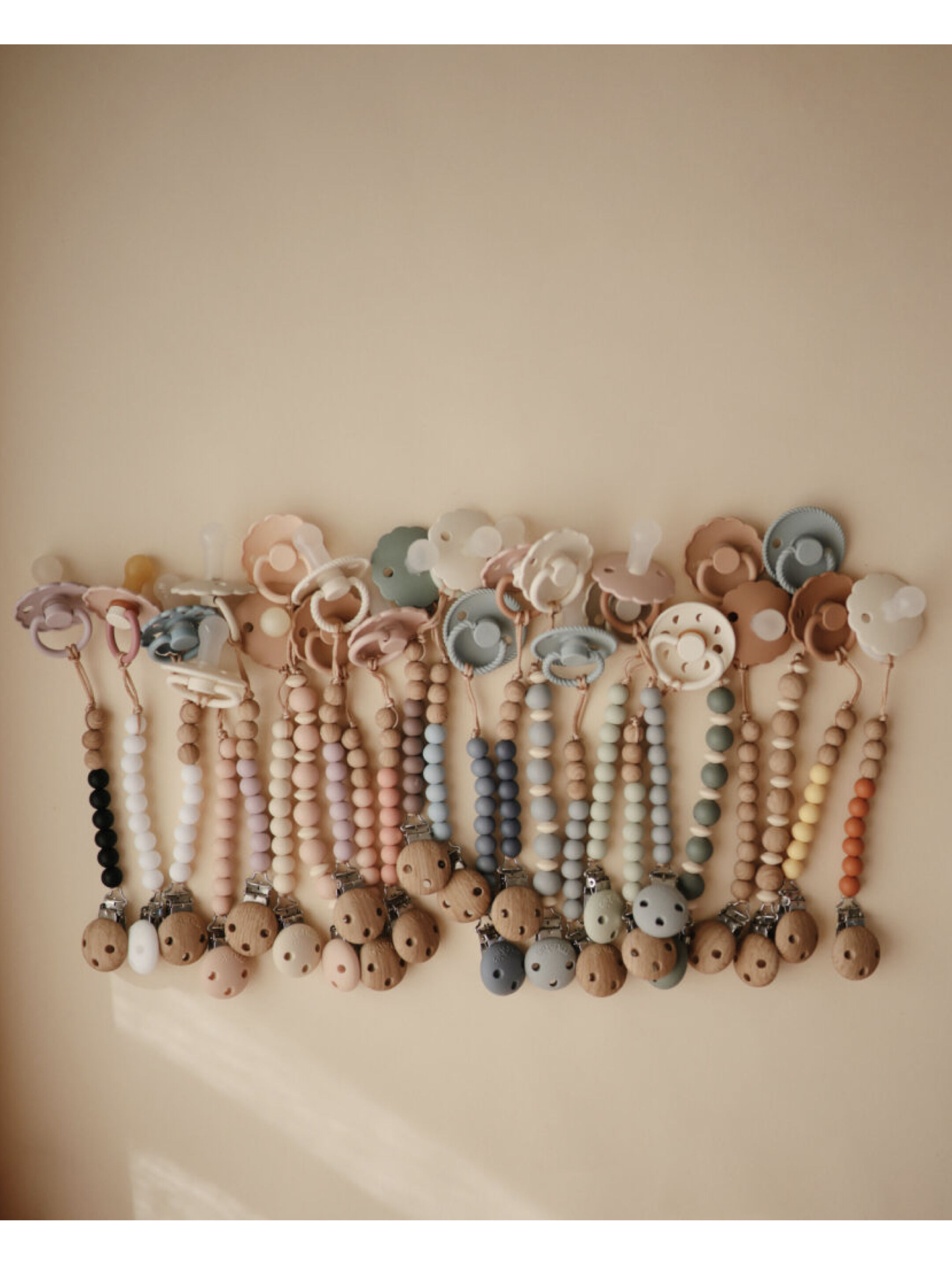 Mushie Pacifier Clips Halo Powder image number 3