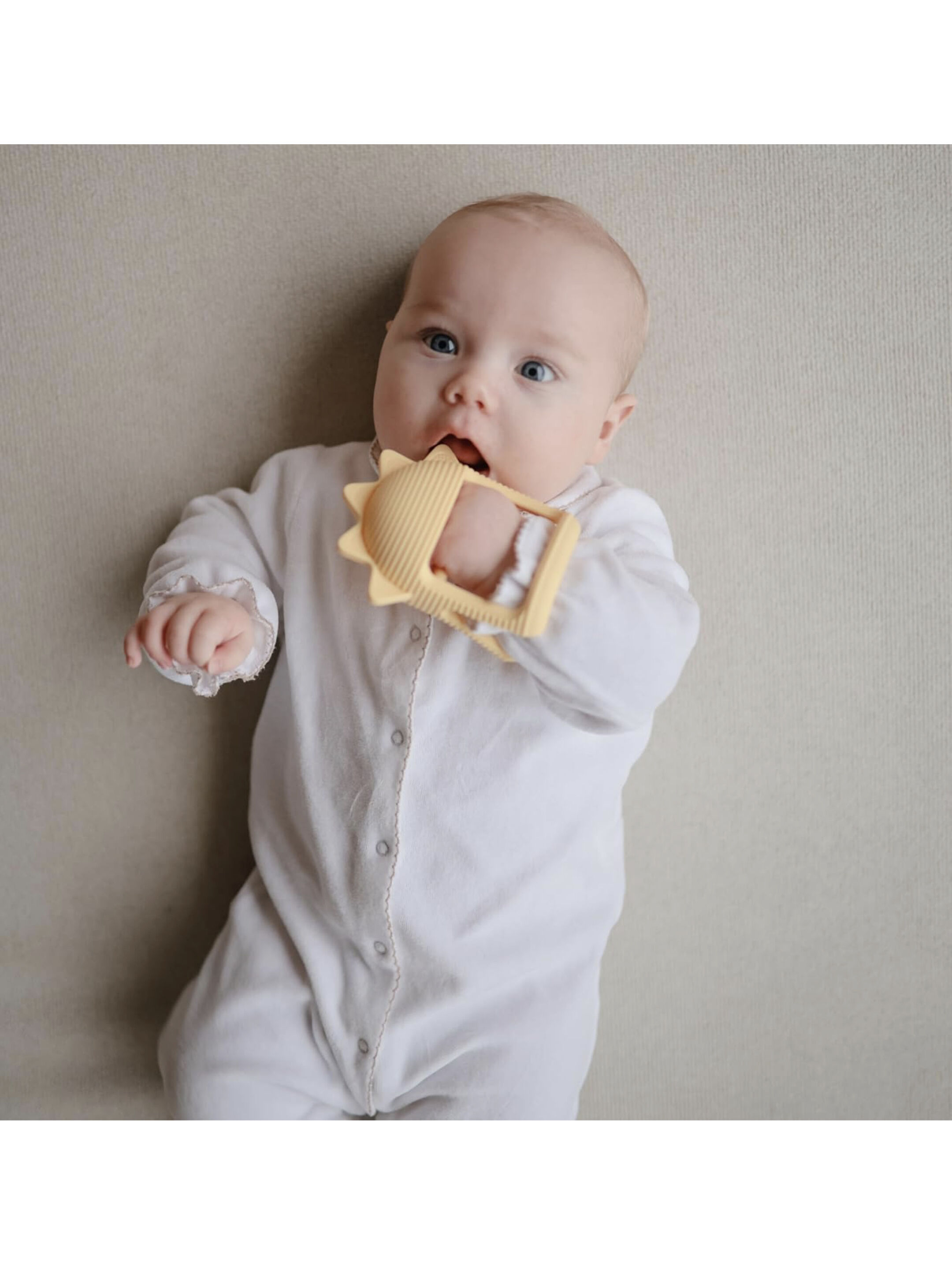 Mushie&nbsp;​​No-Drop Sun Teether​&nbsp;(Sunshine) image number 5