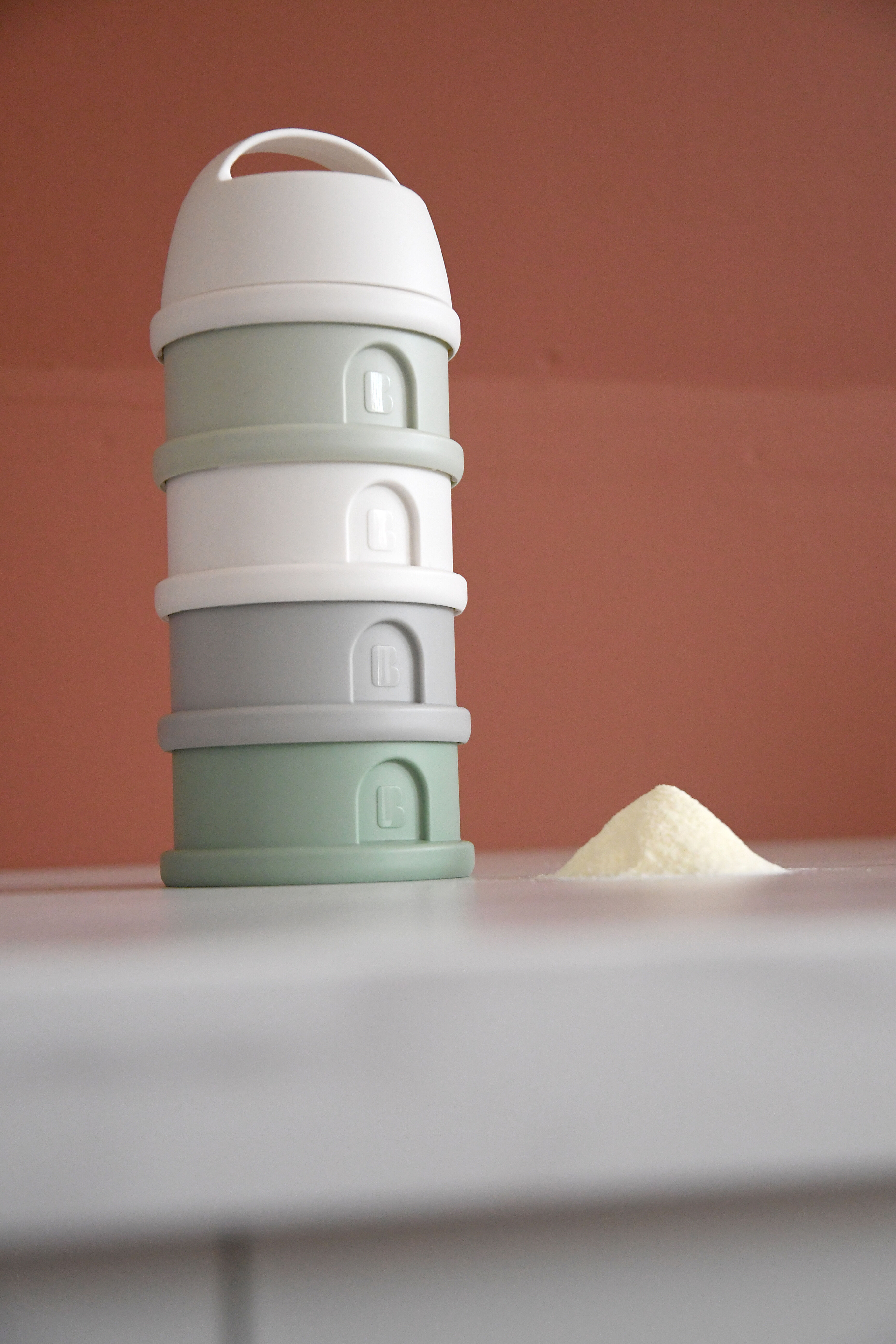Beaba Formula Milk Container 4 Compartments Cotton white Sage green image number 4